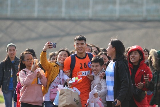 Đức Chinh trong vòng vây người hâm mộ bóng đá Huế. Ảnh: HỮU THÀNH