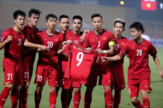 Các cầu thủ Việt Nam giơ chiếc áo thi đấu của Văn Toàn trong trận thắng Campuchia. Ảnh: MINH HOÀNG