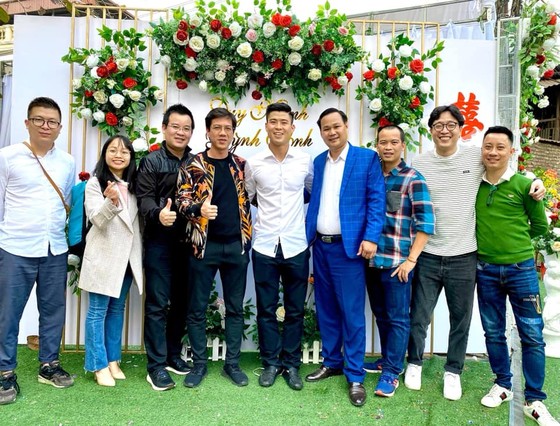 Dàn tuyển thủ Việt Nam ‘trẩy hội’ đi ăn cưới Duy Mạnh ảnh 2