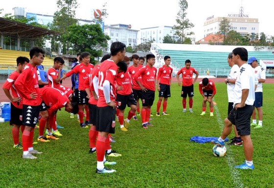Các đội hạng Nhất ‘đóng băng’ kế hoạch vì Covid-19 ảnh 1