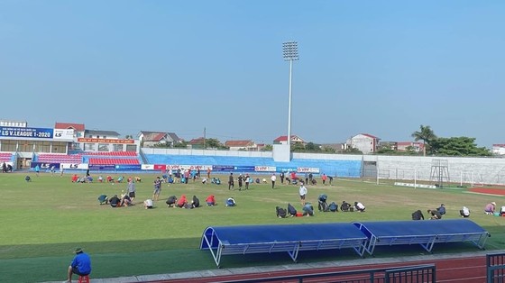 BTC sân Hà Tĩnh đẩy nhanh tiến độ cải tạo mặt cỏ.