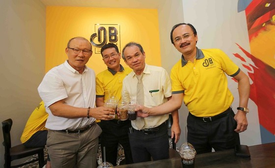 Kiều Trinh, Xuân Trường, Văn Thanh… hội ngộ ở điểm bán thứ 100 của cà phê Ông Bầu ảnh 2