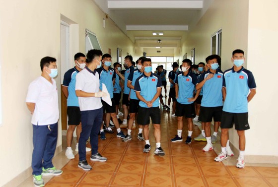 Các cầu thủ tiến hành kiểm tra y tế