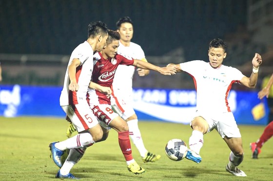Pha bóng dẫn đến chấn thương của Lâm Ti Phông. Ảnh: HCMCFC