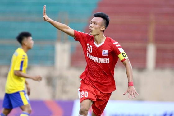 Niềm vui của Xuân Quyết sau bàn thắng thứ 2 cho Nam Định 