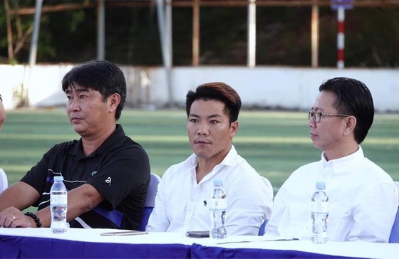 HLV Hoàng Anh Tuấn, Trần Minh Chiến cùng cựu tuyển thủ Nguyễn Quang Hải ở 1 sự kiện tại Nha Trang mới đây