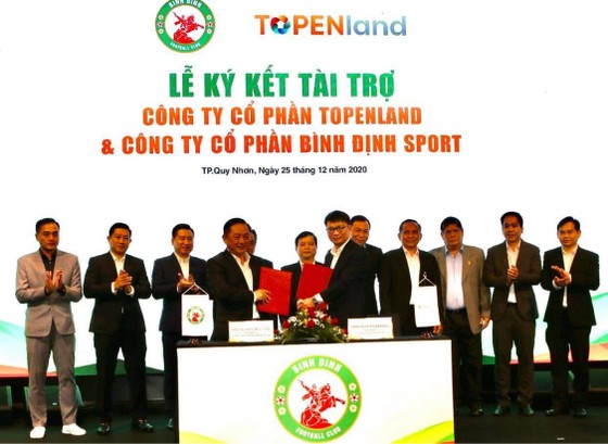CLB Bình Định nhận được tiền tài trợ 300 tỷ đồng cho 3 mùa từ Topeland và Hưng Land. Ảnh: DŨNG PHƯƠNG 
