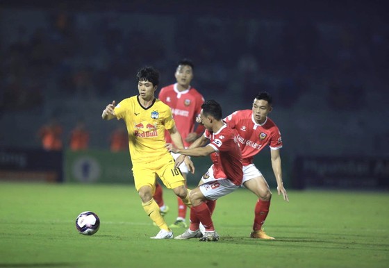 Công Phượng luôn được các hậu vệ Hà Tĩnh "săn sóc" kỹ. Ảnh: MINH HOÀNG