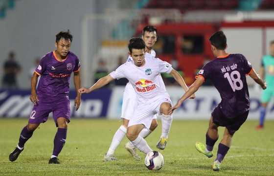 HLV Kiatisak: “Không có điểm, khó ai có thể cười mãi được” ảnh 1