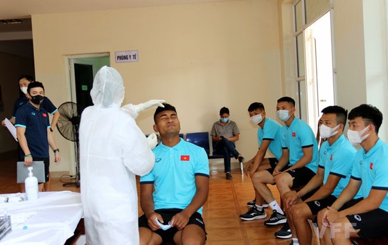Các cầu thủ tiến hành xét nghiệm Y tế