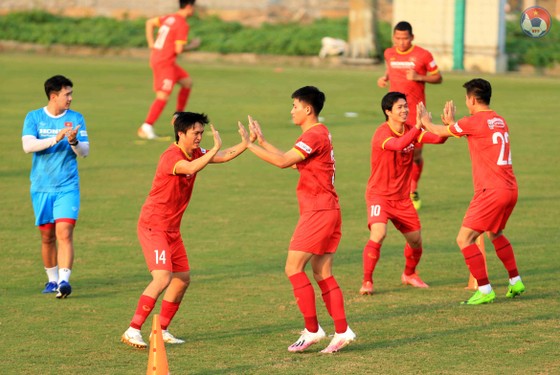 Đội tuyển Việt Nam hạn chế tiếp xúc bên ngoài ảnh 3