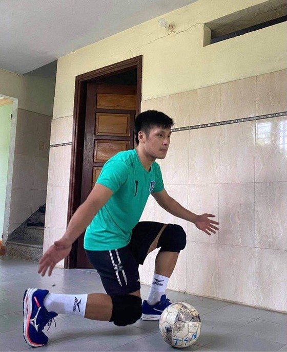 Các cầu thủ tập luyện chờ ngày trở lại sân cỏ ảnh 5