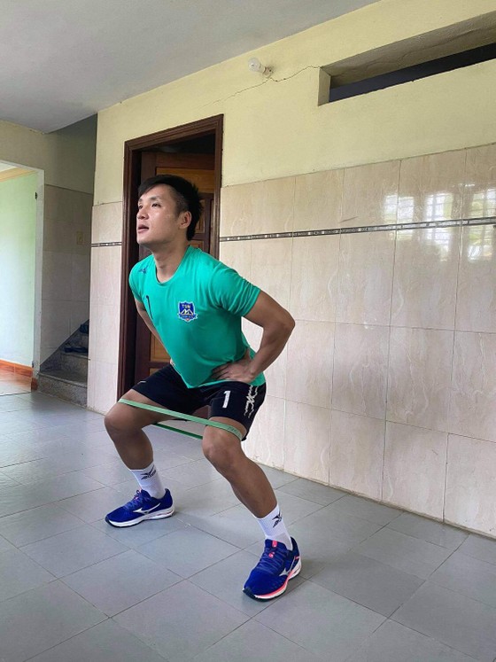 Các cầu thủ tập luyện chờ ngày trở lại sân cỏ ảnh 4