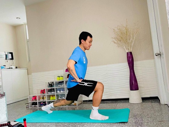Các cầu thủ tập luyện chờ ngày trở lại sân cỏ ảnh 3