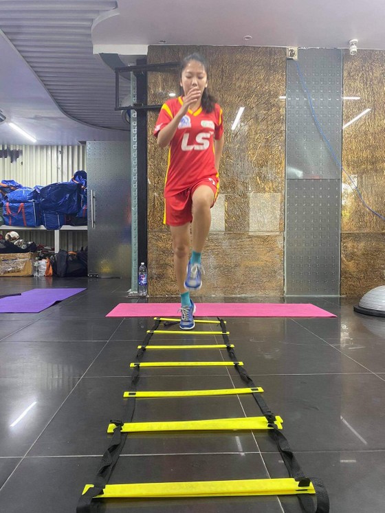 Các cầu thủ tập luyện chờ ngày trở lại sân cỏ ảnh 2
