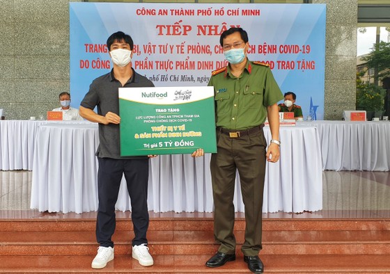 Đại diện Qũy Phát triển Tài năng Việt – cầu thủ Công Phượng trao bảng tượng trưng quà tặng cho Thượng tá Lê Viết Tiệp – Chánh văn phòng Đảng ủy CATP, Trưởng phòng Công tác Đảng và Công tác Chính trị