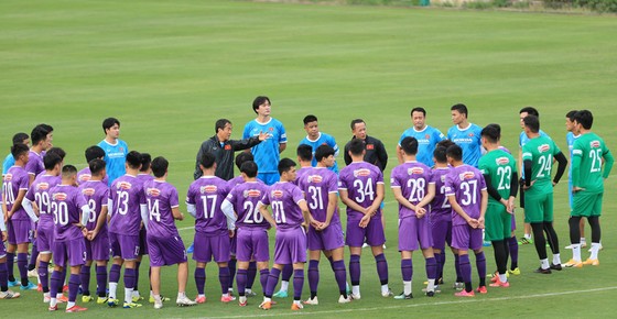 Văn Toàn và Tuấn Anh tập riêng ở buổi đầu ra sân cùng đội tuyển Việt Nam ảnh 1