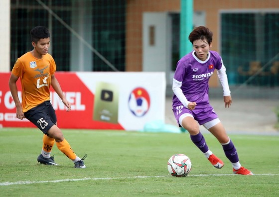 Hải Yến nỗ lực đi bóng trước sự bám sát của cầu thủ U15 Thái Sơn Bắc
