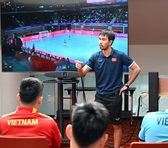 Trưởng đoàn Trần Anh Tú lên tinh thần các cầu thủ ảnh 2