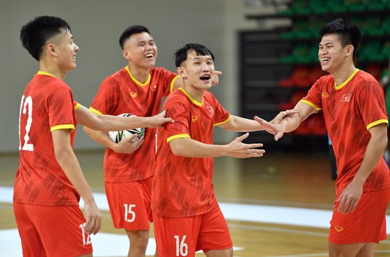 Trưởng đoàn Trần Anh Tú lên tinh thần các cầu thủ ảnh 1