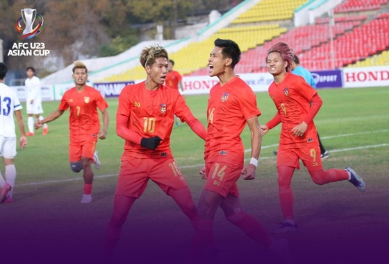 Niềm vui của các cầu thủ Myanmar sau bàn thắng vào cuối trận