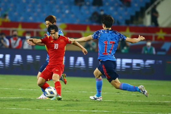 Công Phượng trong nỗ lực kiểm soát bóng trước các hậu vệ Nhật Bản. Ảnh: MINH HOÀNG