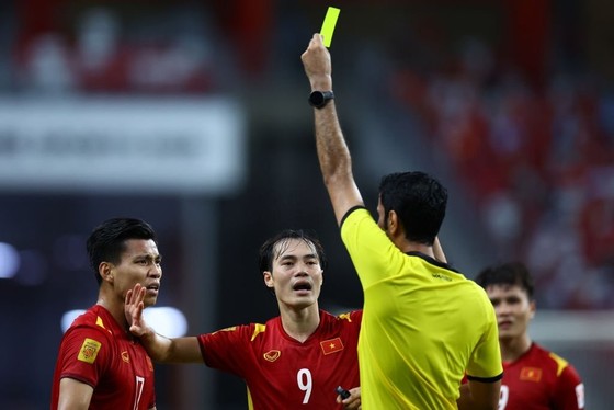 Trọng tài Al-Adba Saoud Ali đã không theo kịp trận đấu và điều khiển gây ức chế cho cầu thủ ĐT Việt Nam