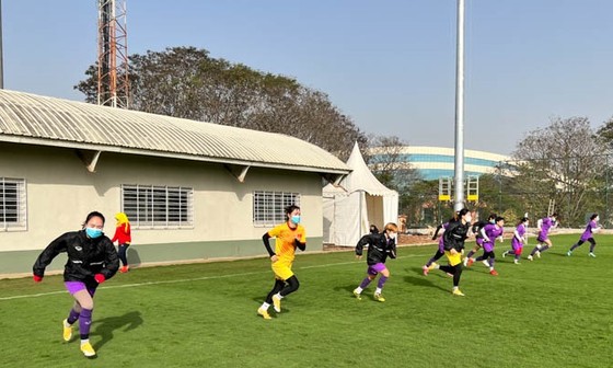 Đội tuyển nữ Việt Nam tranh thủ tập vào buổi sáng 25-1 trước khi di chuyển đi Mumbai