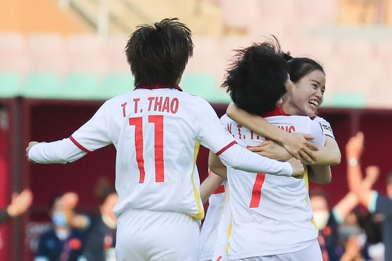 Tuyết Dung bất ngờ ghi bàn giúp đội Việt Nam dẫn trước vào phút 11. Ảnh: Sina