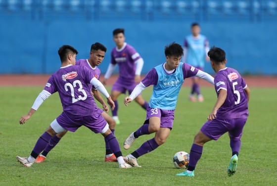 Các cầu thủ U23 Việt Nam ra sân tập luyện ngay ngày đầu vào Bình Dương. Ảnh: DŨNG PHƯƠNG