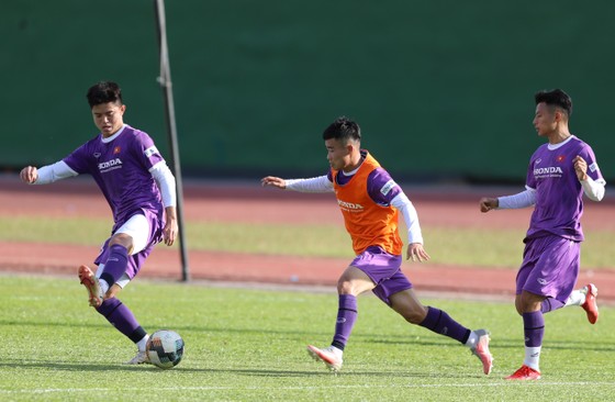 Buổi tập đầu tiên của U23 Việt Nam tại Bình Dương ảnh 5