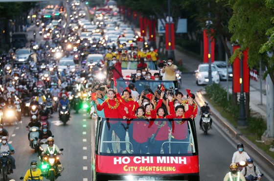 Các cô gái Vàng TPHCM trở về trong vòng tay yêu thương của người hâm mộ ảnh 1