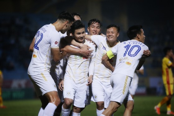 Cầu thủ Hà Nội chúc mừng Quang Hải sau bàn thắng mở tỷ số. Ảnh: MINH HOÀNG