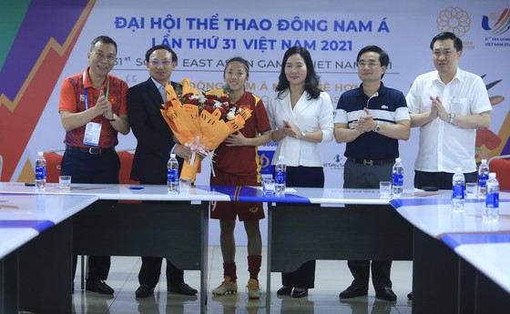 Thủ quân Huỳnh Như đại diện đội tuyển nữ Việt Nam nhận hoa chúc mừng từ ông Nguyễn Xuân Ký - Ủy viên Trung ương Đảng, Bí thư tỉnh ủy Quảng Ninh