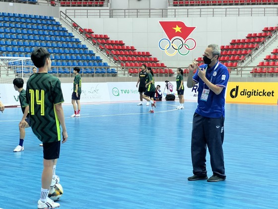 Các đội futsal nữ tập làm quen nhà thi đấu Hà nam ảnh 1