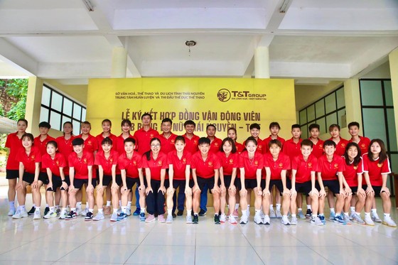 Những hợp đồng ‘bom tấn’ đầu tiên của bóng đá nữ Việt Nam ảnh 1