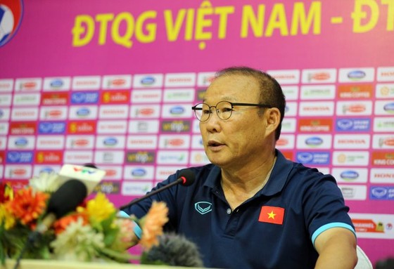 ‘Phương án đá 4 hậu vệ vẫn cần thêm thời gian’ ảnh 1