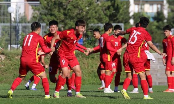 U23 Việt Nam thoải mái trên sân tập chiều 4-6