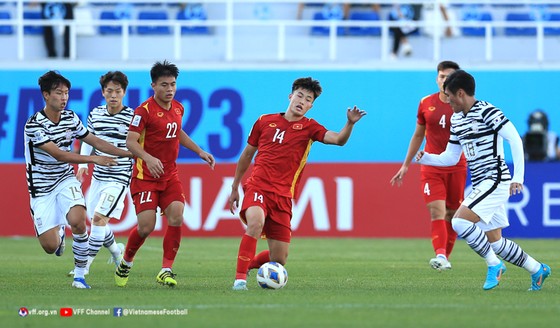 HLV Gong Oh-kyun lên tinh thần các học trò trước vòng Tứ kết ảnh 1