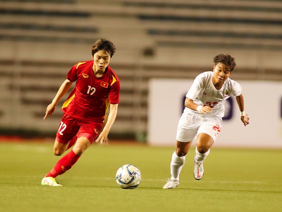 Thắng đậm Myanmar, đội tuyển nữ Việt Nam dẫn đầu bảng B AFF Cup 2022 ảnh 1