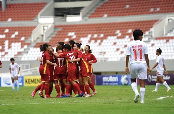 Niềm vui của các cầu thủ Việt Nam khi giành chiến thắng cách biệt trước Myanmar 