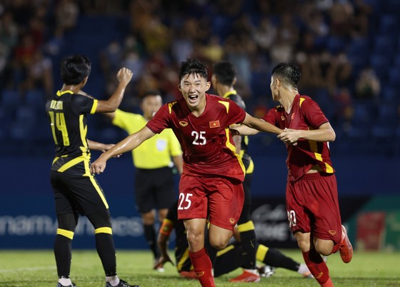 U19 Việt Nam ngược dòng giành chiến thắng trước Malaysia