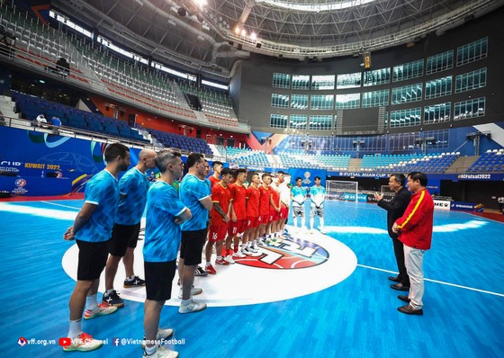 Quyền Chủ tịch VFF Trần Quốc Tuấn động viên đội tuyển futsal Việt Nam ảnh 1