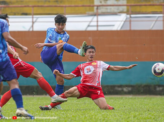 Nutifood (áo xanh) thắng đậm 10-0 trước Tây Ninh 