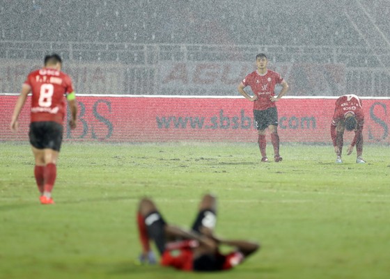 Cầu thủ CLB TPHCM thất vọng sau trận thua 0-6 trước CLB Hà Nội 