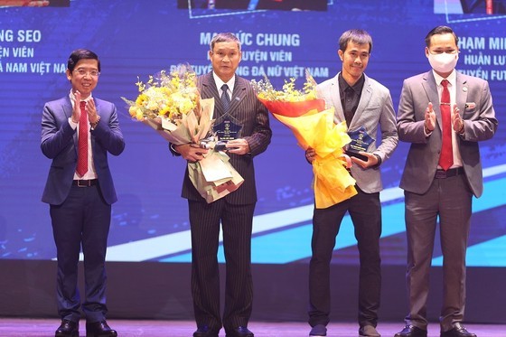 HLV Phạm Minh Giang cùng các HLV Mai Đức Chung và Park Hang-seo được tôn vinh trong đêm Gala trao Giải Quả bóng vàng Việt Nam 2021. Ảnh: DŨNG PHƯƠNG