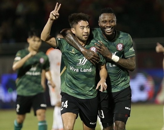 Lee Nguyễn và Hoàng Vũ Samson, tác giả 2/3 bàn thắng cho CLB TPHCM. Ảnh: DŨNG PHƯƠNG