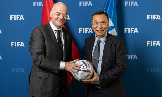 Chủ tịch FIFA Gianni Infantino và tân chủ tịch VFF Trần Quốc Tuấn trong lần gặp gỡ gần đây