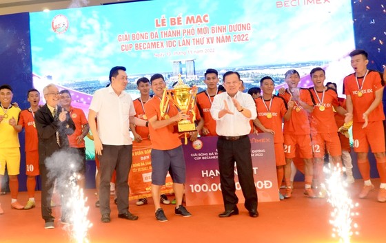 Ông Nguyễn Văn Hùng, Chủ tịch HĐQT Tổng Công ty Becamex IDC và ông Cao Văn Chóng, Phó Giám đốc Sở VH-TT&DL Bình Dương trao Cúp vô địch cho Bambo FC