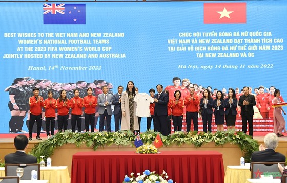 Toàn cảnh buổi gặp gỡ, giao lưu của Thủ tướng Phạm Minh Chính, Thủ tướng Jacinda Ardern với các thành viên đội tuyển nữ Việt Nam